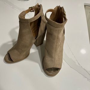 Size 7.5 nude opened toed booties